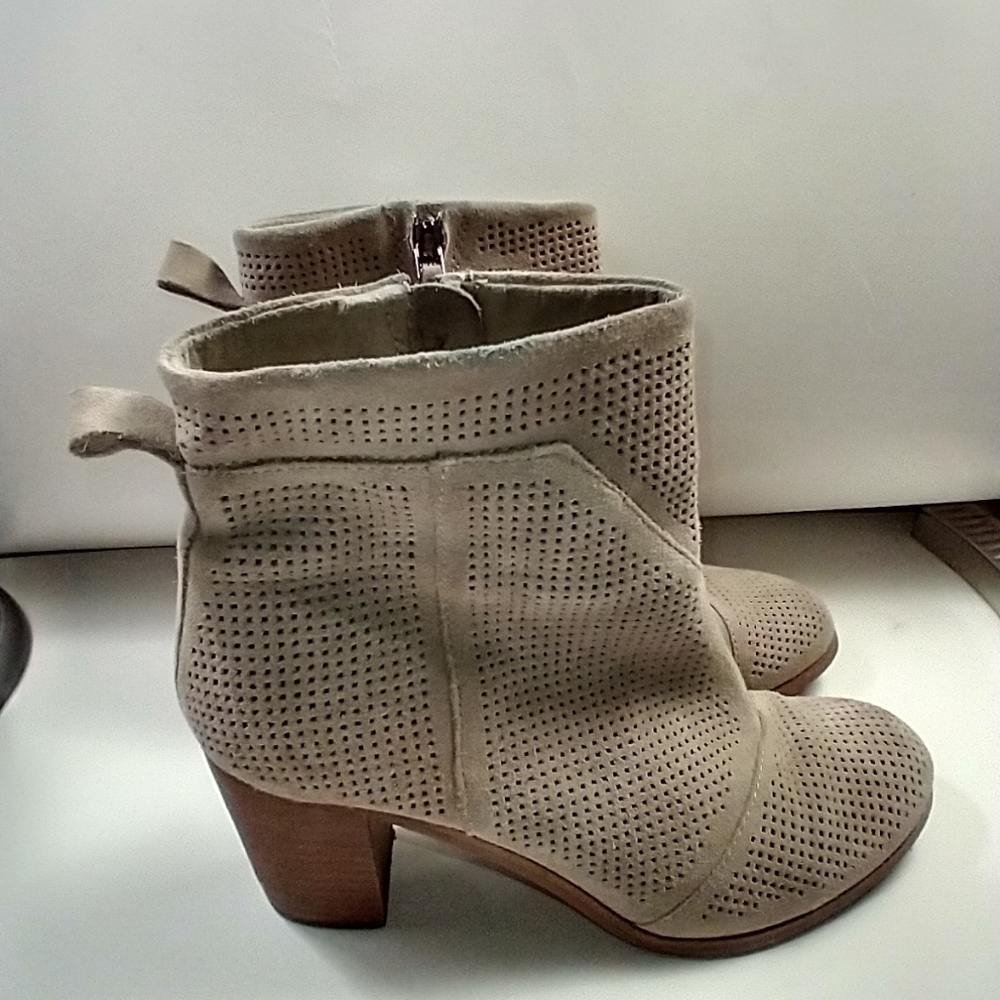 Toms Lunata Desert Taupe Suede Perforated Booties Women’s sz 8.5.